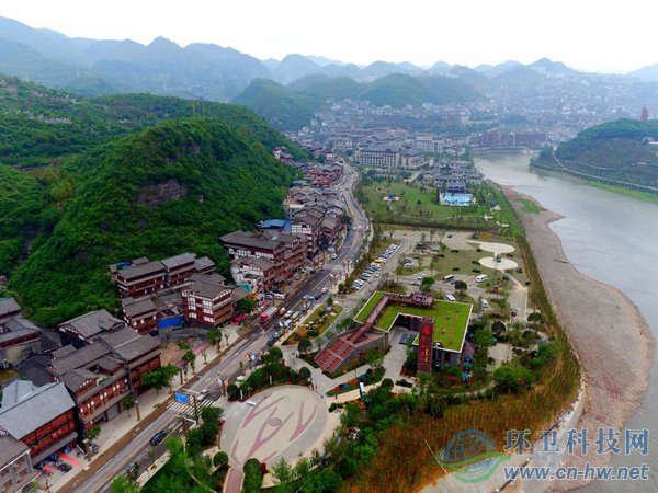 赤水河旅游公路旁的綜合服務(wù)體。（貴州省公路局提供）