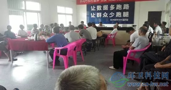 常紀(jì)文到村委會(huì)給村黨支部、村委會(huì)和村民理事會(huì)代表講解農(nóng)村垃圾分類(lèi)