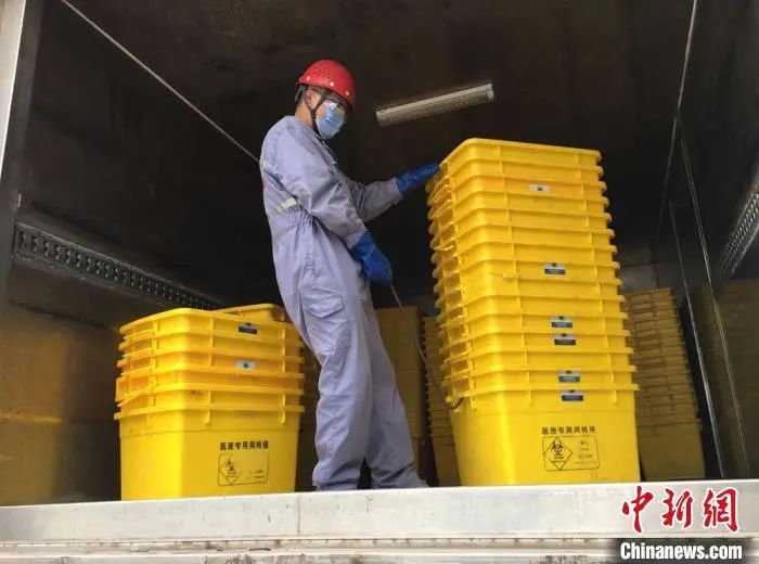 圖為危廢處置中心運輸部蘇懷國整理周轉(zhuǎn)空箱,為次日工作做準(zhǔn)備?!堟?攝
